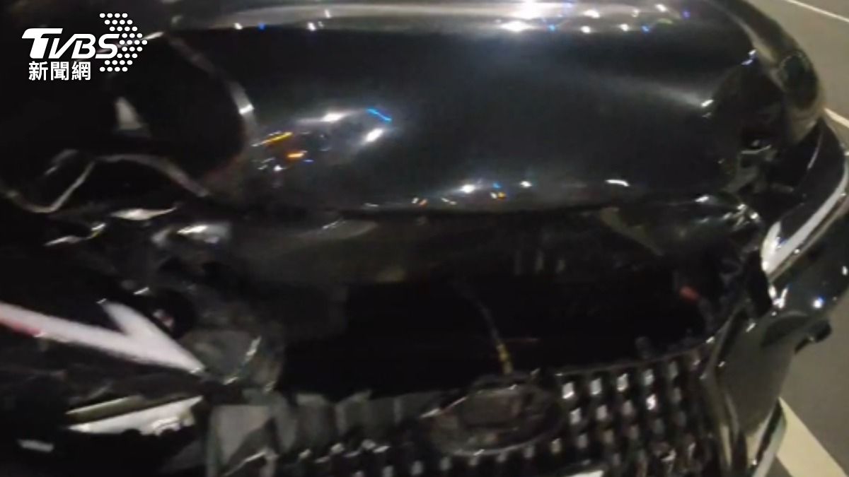 車頭近乎全毀。(圖/TVBS)