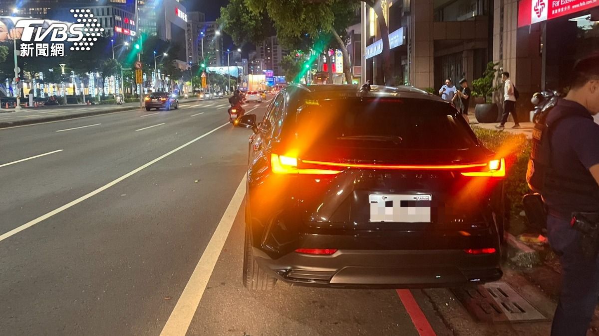路邊共有6輛車被波及。(圖/TVBS)