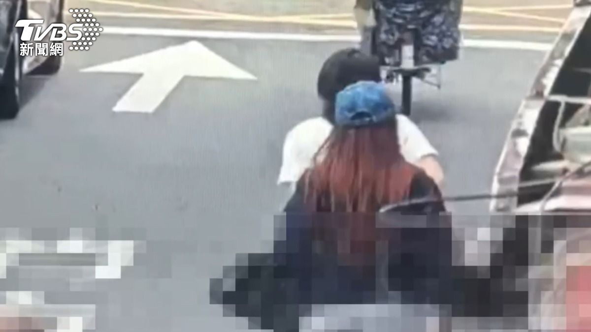 身材火辣的女竊賊(藍帽)離開現場。(圖/翻攝畫面)