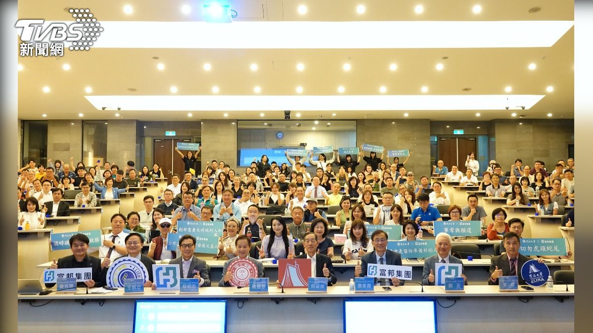 富邦集團董事長蔡明忠是東海EMBA最強教授。堂堂爆滿座無虛席。(圖/東海大學 提供)