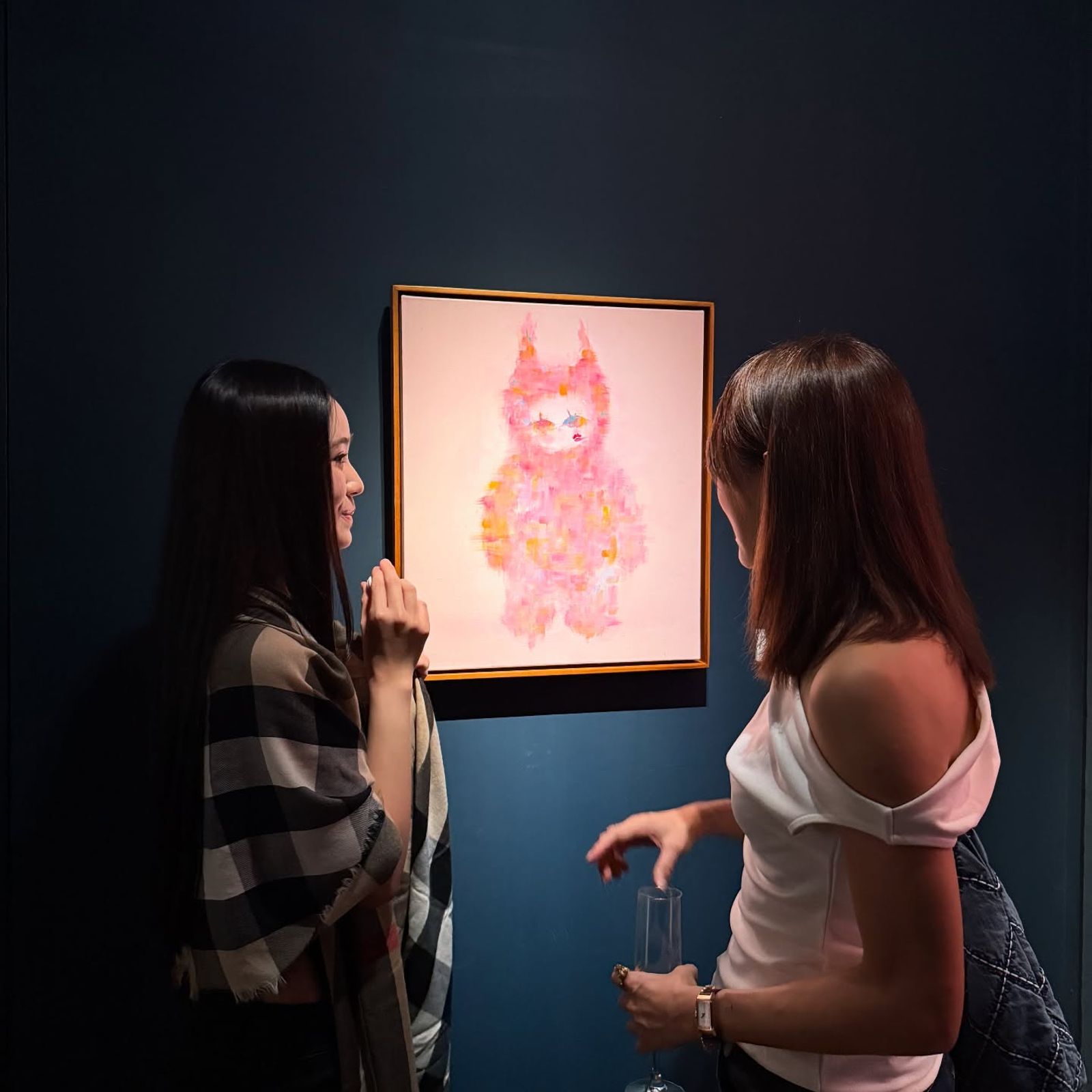 Lily向賈永婕分享畫作理念。(圖/翻攝臉書)