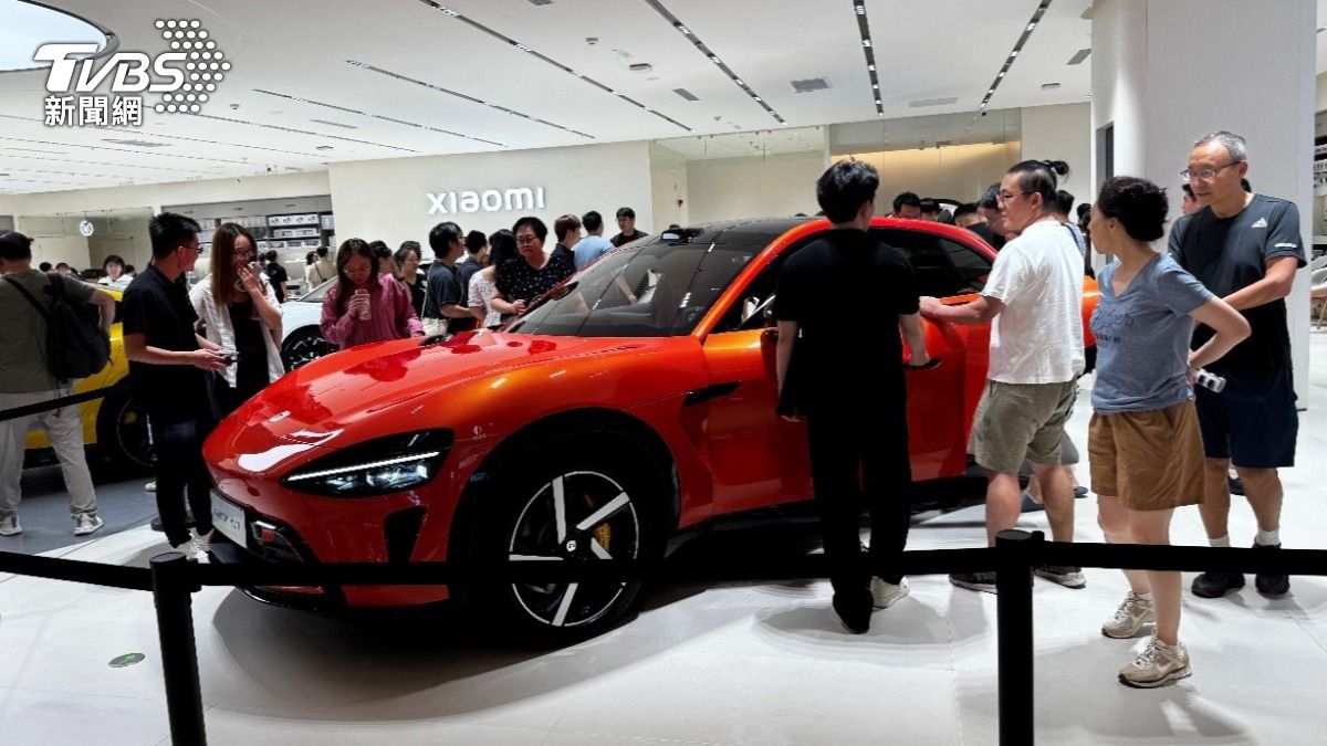 深圳福田某購物商場一樓小米汽車，擠滿民眾試乘體驗YU7。（圖／莊鎧毓）