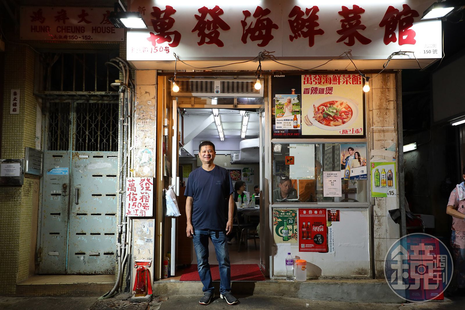 爐頭廚師出身的萬發老闆陳錦明,年輕時的兩道創作都成為大排檔的經典菜。(圖/鏡週刊)