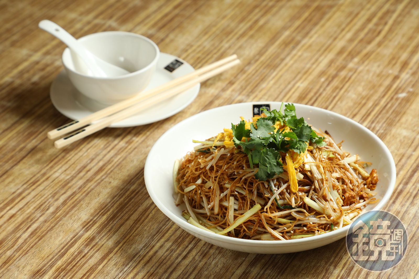 「豉油皇炒麵」是聚興家的隱藏版菜單,醬香十足、鑊氣逼人,絕對讓人一吃難忘。(港幣98元/份,約NT$375)(圖/鏡週刊)