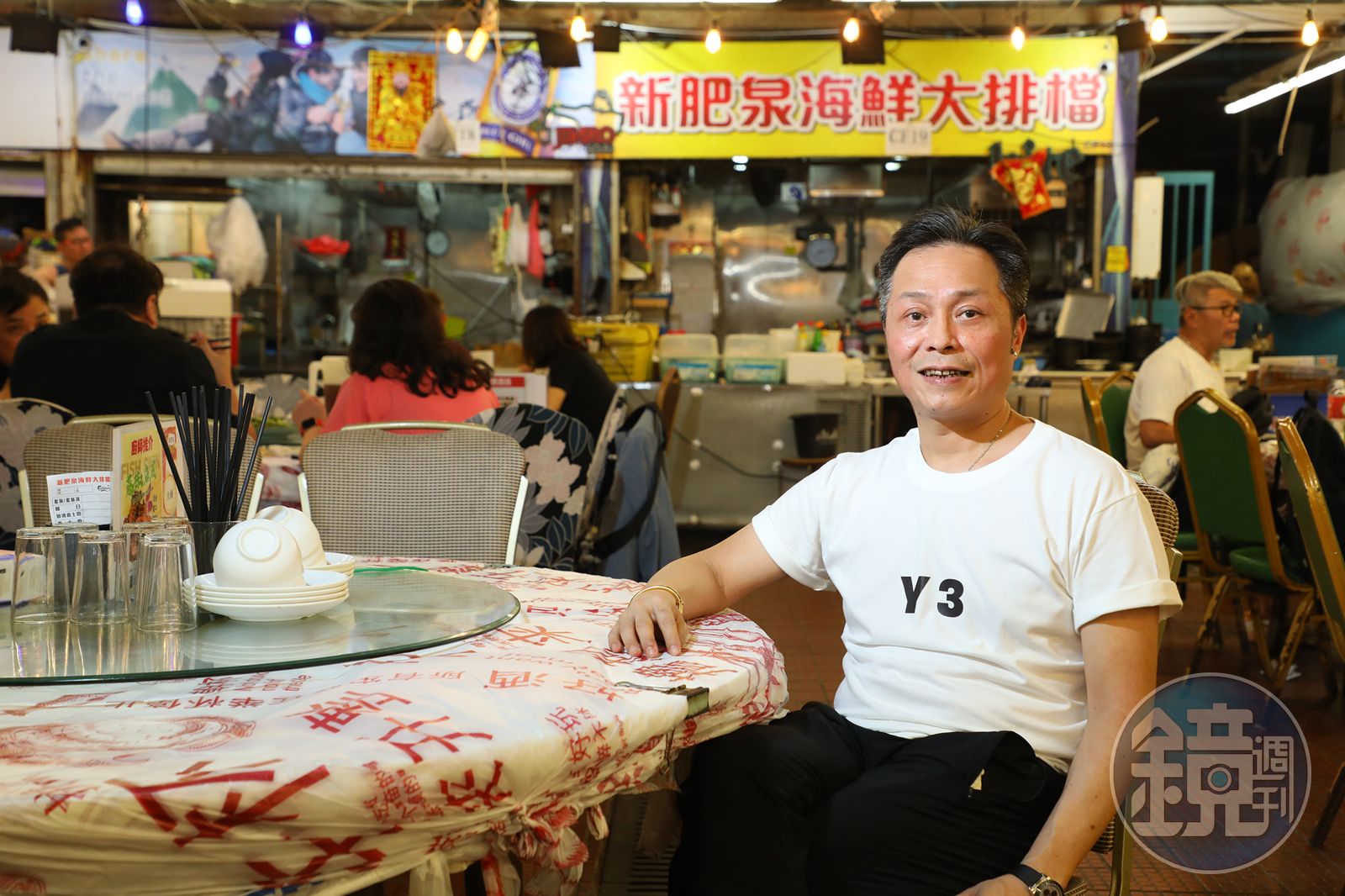 新肥泉老闆尹俊康投身餐飲業多年,認為大排檔最講究鑊氣,同時也是香港人下班後放鬆的所在。(圖/鏡週刊)