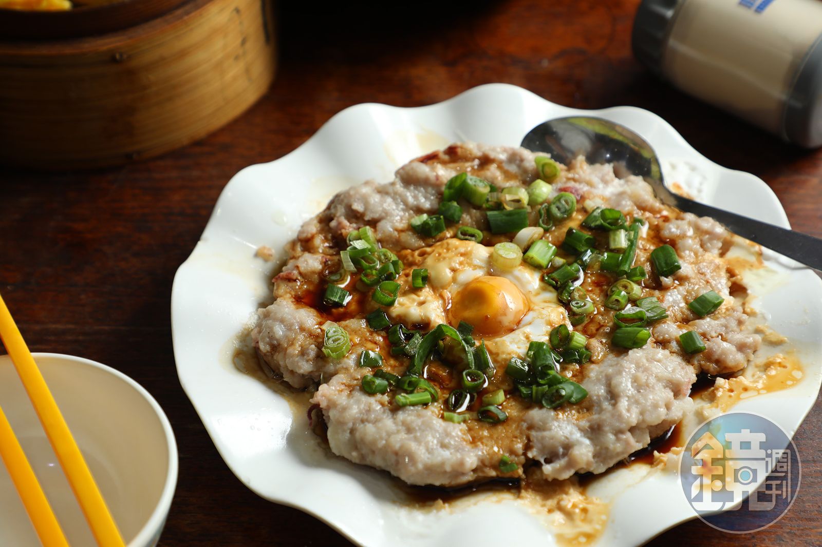 「鹹蛋土魷蒸肉餅」的肉餅蒸得鬆軟多汁,鹹香迷人,每口都是白飯殺手。(港幣108元/份,約NT$413)(圖/鏡週刊)