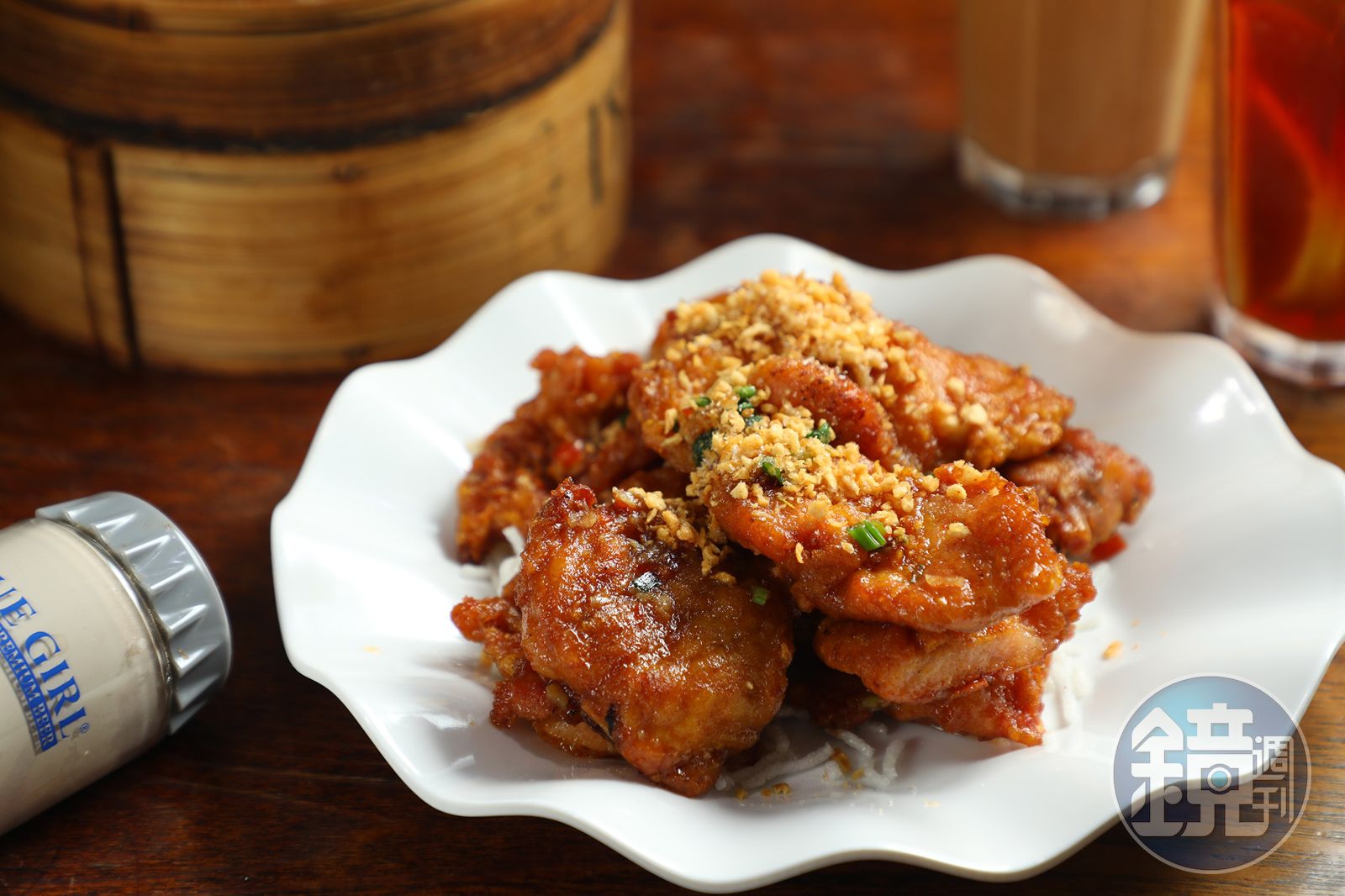 炸得金黃酥脆的「椒鹽肉排」,撒上香氣撲鼻的蒜酥,是街坊最愛的下酒菜。(港幣98元/份,約 NT$375)(圖/鏡週刊)