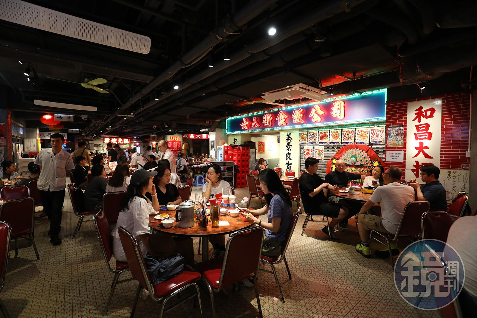 座落旺角通菜街威達商業大廈1樓的「女人街食飯公司」,憑藉80年代風格的復古裝潢與地道好味,成為本地人與遊客的共同記憶。(圖/鏡週刊)