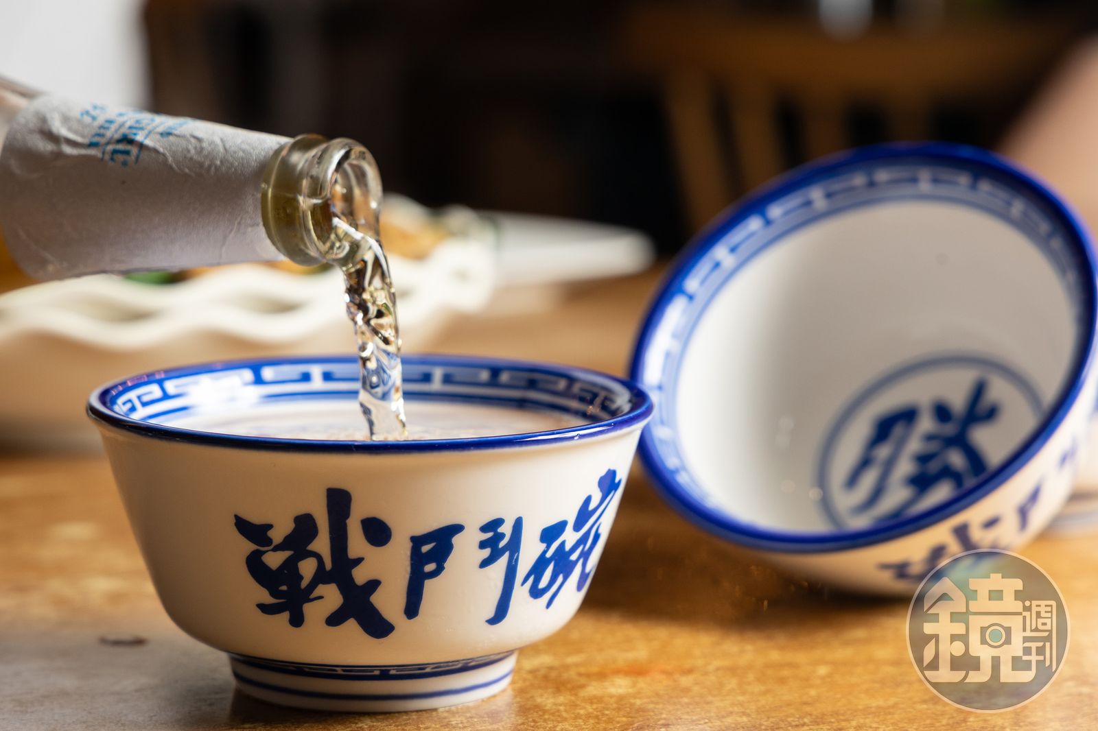 在香港旺角的「妹記大排檔」,除了大啖鑊氣小炒,還能體驗用冰鎮戰鬥碗喝酒的豪邁樂趣。(圖/鏡週刊)