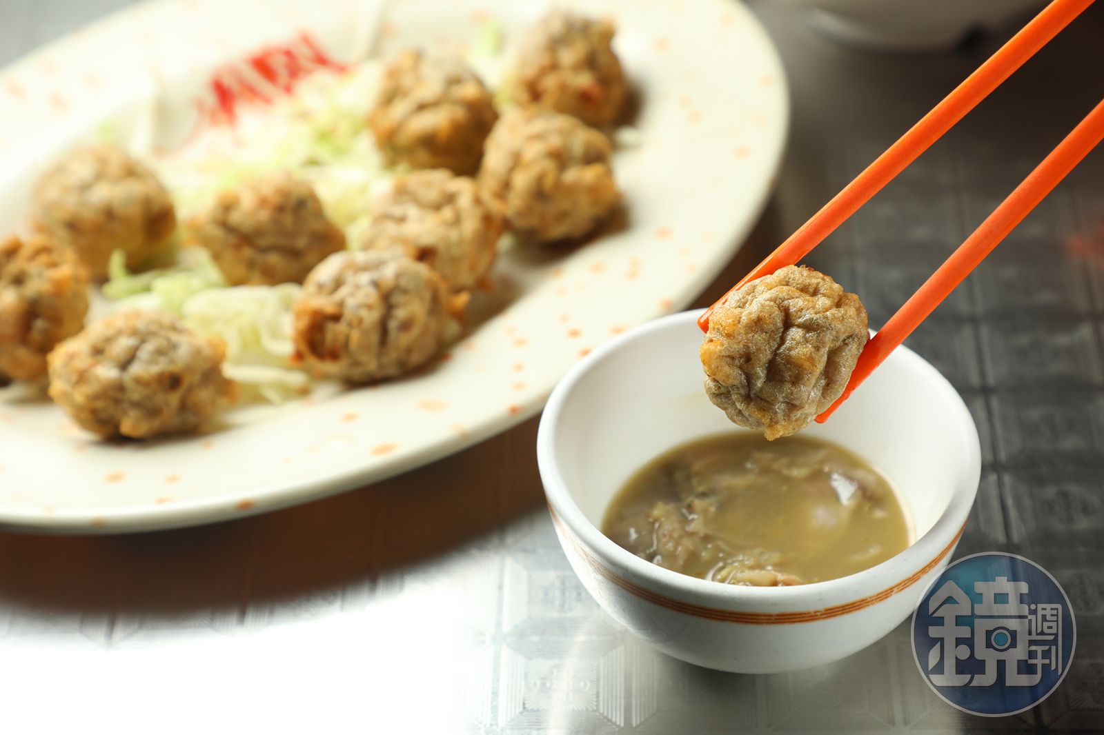 傳統港式小食「酥炸鯪魚球」外酥內嫩,魚肉彈牙鮮甜,搭配以泥蜆、汾酒與陳皮醃製的「蜆蚧醬」,風味層次更豐富。(港幣88元/份,約NT$340)(圖/鏡週刊)