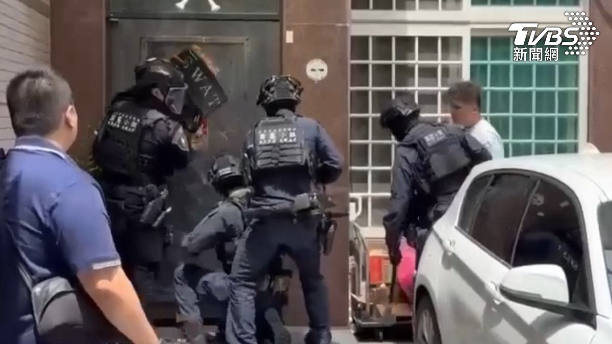 警方攻堅畫面。（圖／TVBS）