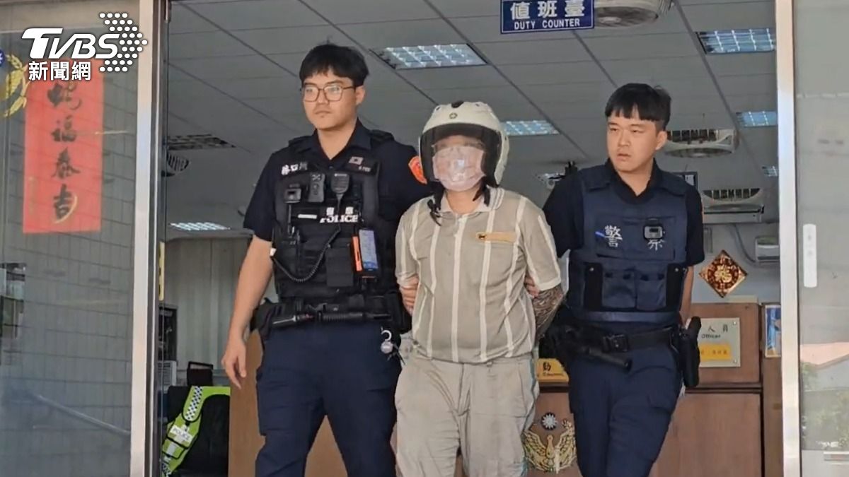 刺死同事的徐姓女子被警方帶回偵辦。（圖／林志偉攝）