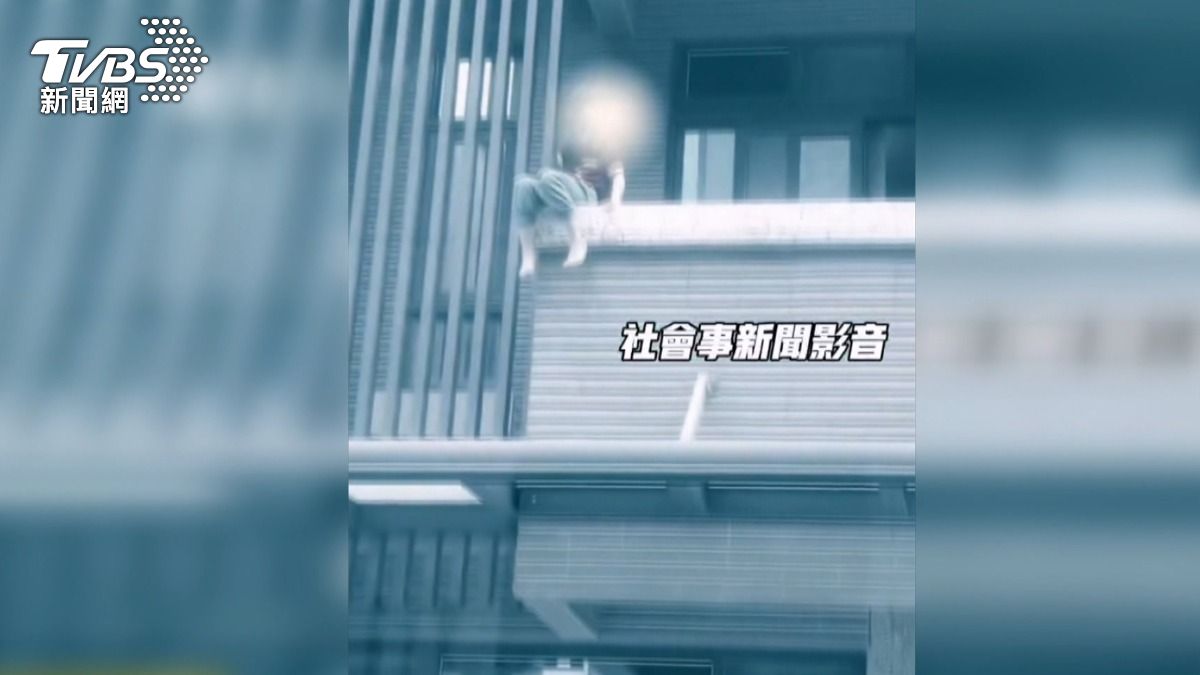  女童獨自爬二樓陽台！「坐圍牆雙腳懸空」畫面嚇壞鄰居。（圖/民眾提供）