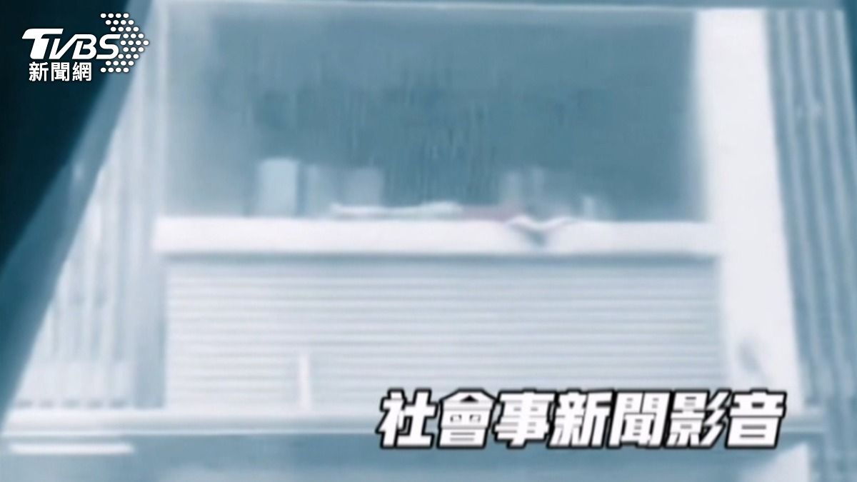  女童獨自爬二樓陽台！「坐圍牆雙腳懸空」畫面嚇壞鄰居。（圖/民眾提供）