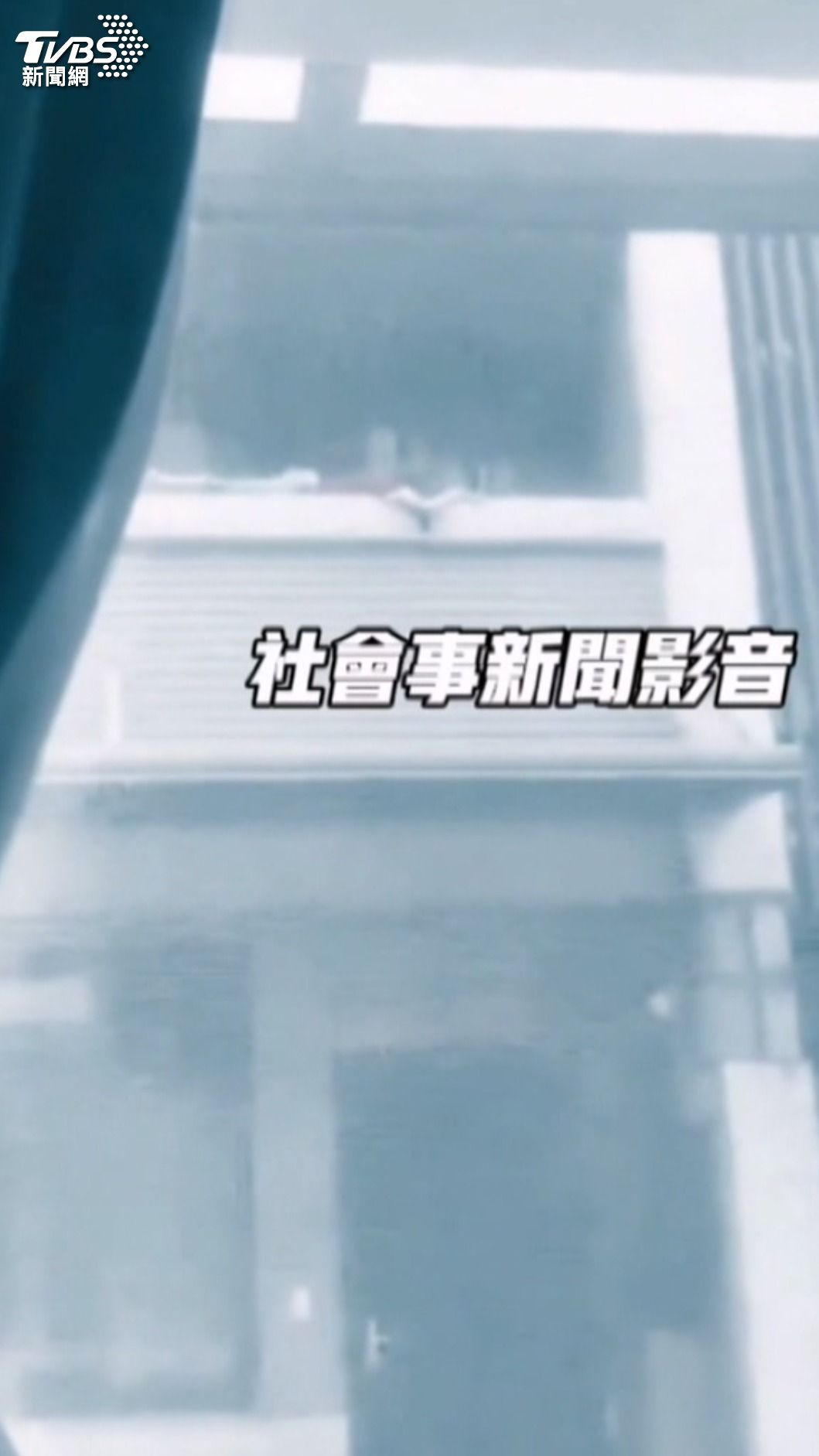  女童獨自爬二樓陽台！「坐圍牆雙腳懸空」畫面嚇壞鄰居。（圖/民眾提供）