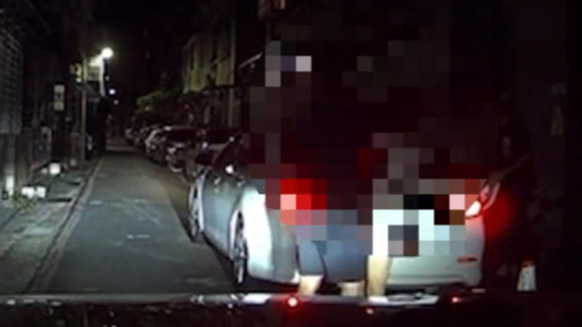 女乘客下計程車遭多名男子包圍押上車。(圖/翻攝爆料公社)