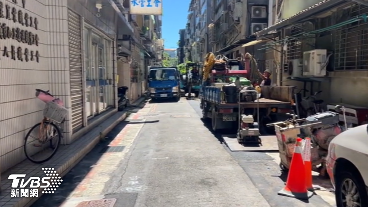 女乘客在松山區水管工會前,下計程車遭多名男子包圍押上車。(圖/TVBS)