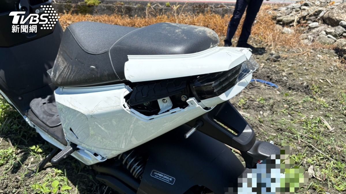 機車車殼掉落,顯見撞擊力道之大。(圖/TVBS)