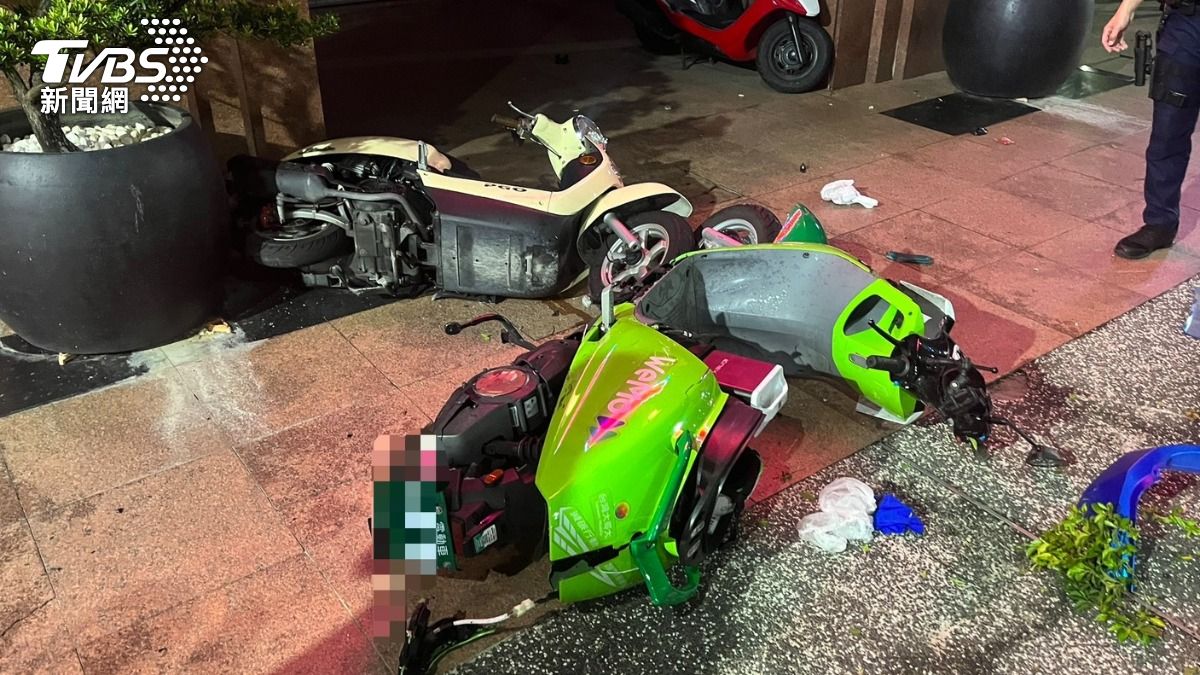 轎車駕駛恍神撞上一排機車。（圖／TVBS）