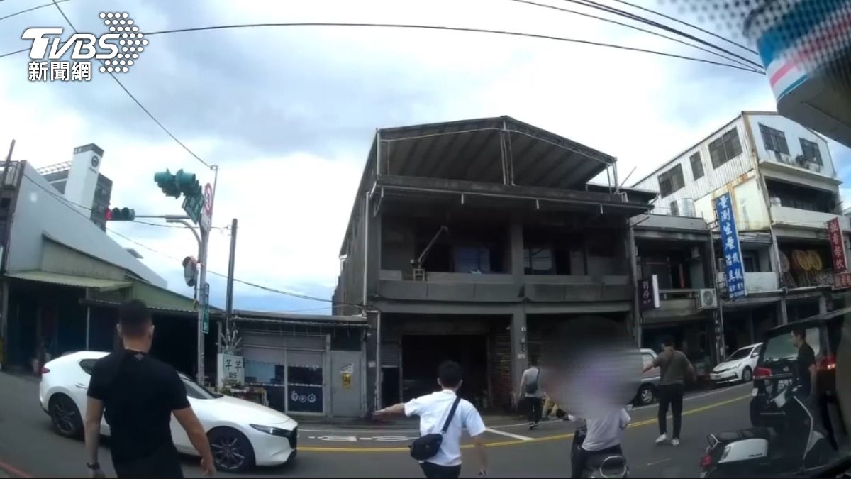 專案小組當街逮捕車手等詐騙集團成員。（圖／TVBS）
