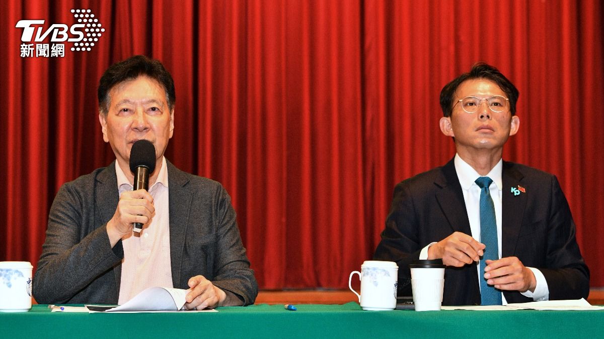 趙少康（左）、黃國昌（右）出席「反撕裂 反惡罷」記者會。（圖／胡瑞麒攝）