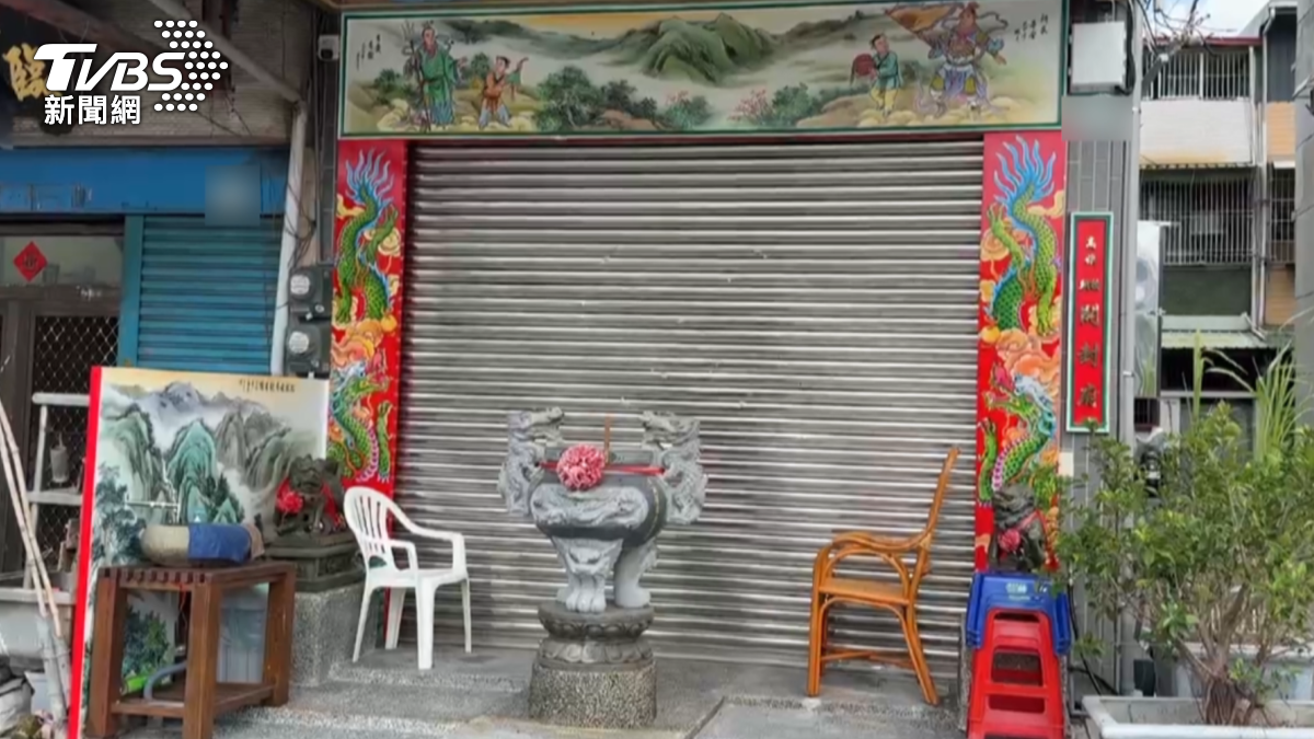 高雄橋頭區一家私人廟壇,29號凌晨一點多傳出槍響,據了解,約有6到7名嫌犯持棒球棍開砸,甚至拿槍射擊,隨後連忙開車逃離現場。(圖/TVBS)