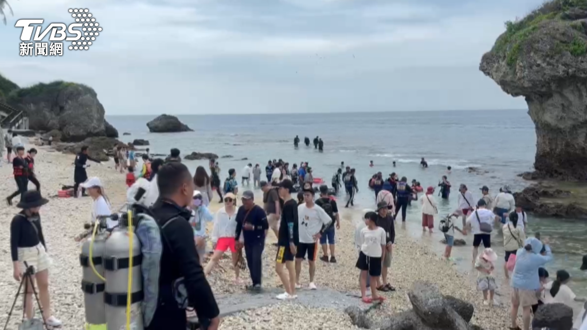 包船變併船!小琉球業者塞40人僅1教練 遊客划槳遭風浪困海中(圖/TVBS)