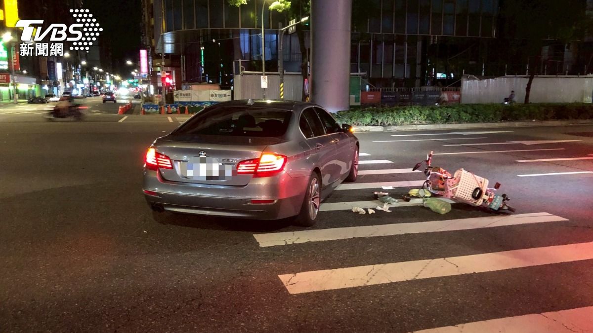 小客車右轉和婦人騎的電動輔助自行車發生碰撞。（圖／TVBS）