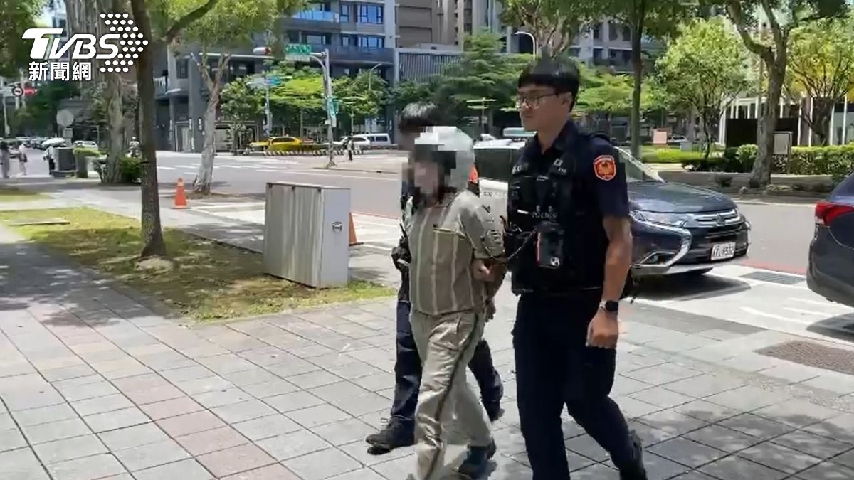 徐姓女犯嫌被帶回偵辦。(圖/TVBS)
