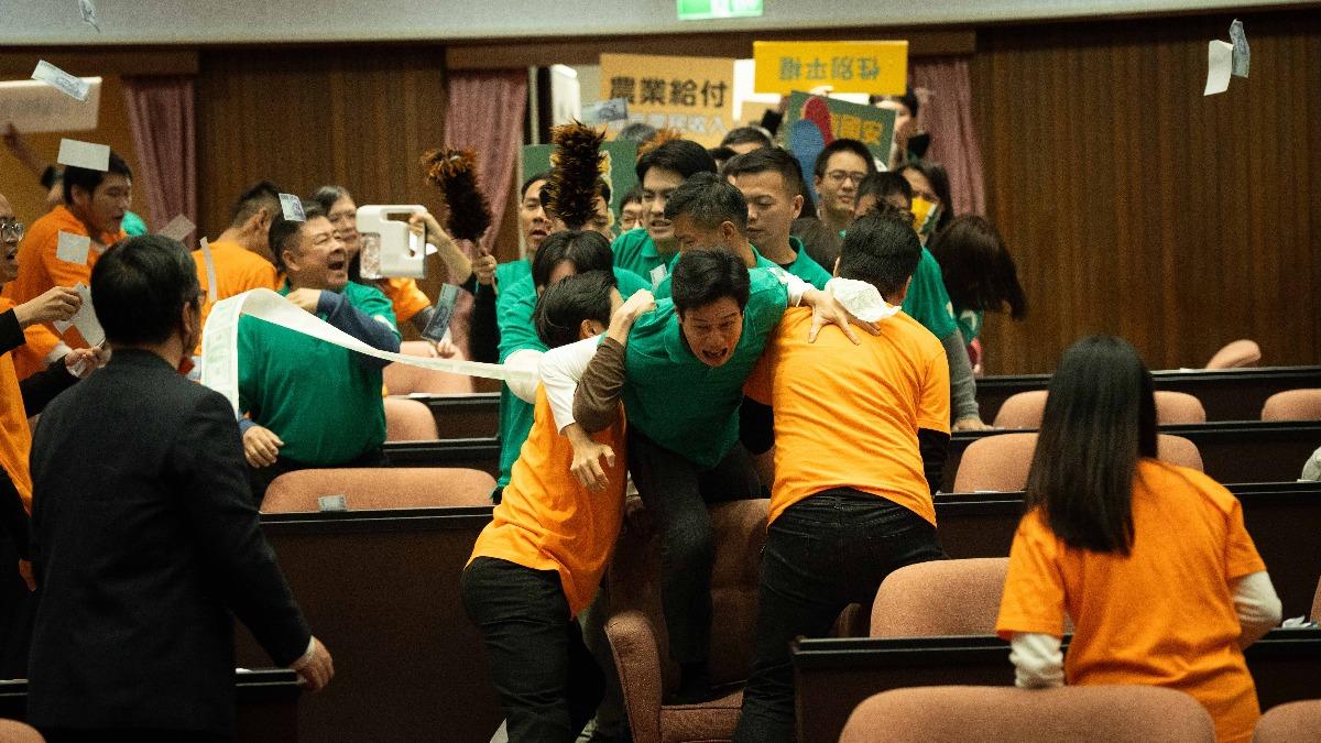 金鐘影帝闖進立法院挨揍 全武行場面混亂「豬仔滿天飛」