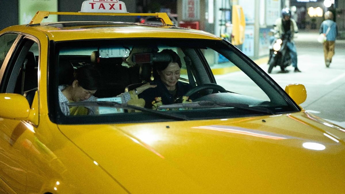 于子育(左)、謝欣穎無力痛哭。(圖/CATCHPLAY+、公視、大慕可可提供)