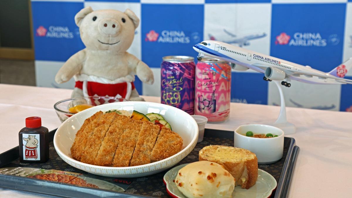 中華航空攜手中部國際機場,在名古屋返台的商務艙端出「矢場とん」的味噌炸豬排。(圖/中華航空提供)