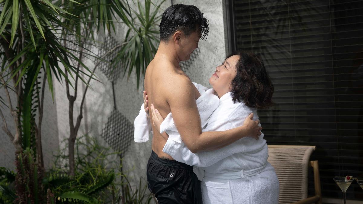 男星滑進摩鐵「元配抓姦痛打小四」 已婚小三笑到最後贏了