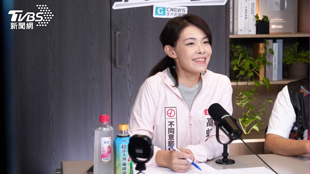 目前停職中的新竹市長高虹安今(30)日接受網路節目專訪。(圖/《中午來開匯》提供)