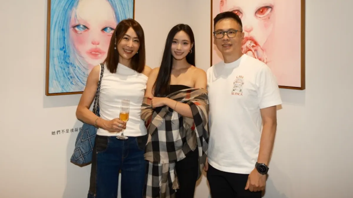 賈永婕身穿斜肩白T+拼接牛仔褲現身小S女兒Lily的畫展。(圖/翻攝自賈永婕臉書粉專)