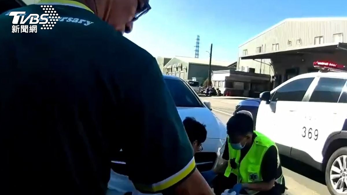 警消到場搶救。(圖/TVBS)