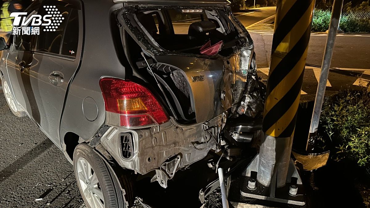 宜蘭驚險車禍!轎車遭撞車尾削爛 另1車噴飛20米墜田畫面曝