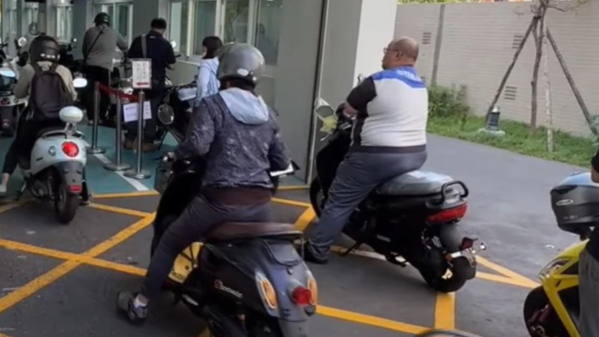 微型動電二輪車於去年底正式納管,掛牌、投保強制責任險。(圖/TVBS)