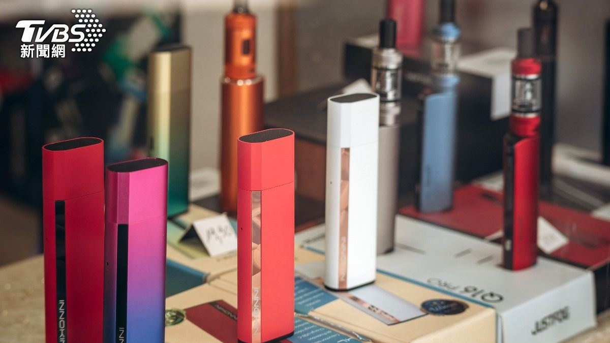 時下的電子煙具有「潮流外型、鮮豔色彩與多種風味」,在年輕族群十分受歡迎。(圖/達志影像shutterstock)