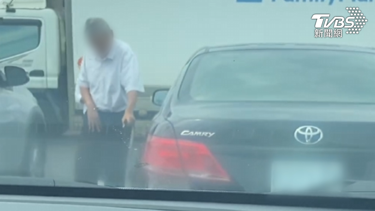 拄拐杖手顫腳無力仍開車 老翁駕駛行為引民眾憂慮專家籲評估(圖/翻攝Threads@_element_666)