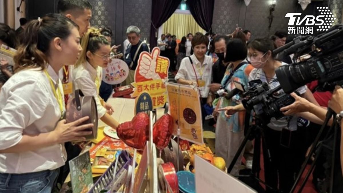 來自台南的食品業者,以「無刺整尾虱目魚-全隻」、三烤調味竹鹽禮盒,摘下兩項「新味食潮」獎項。(圖/多利多國際食品