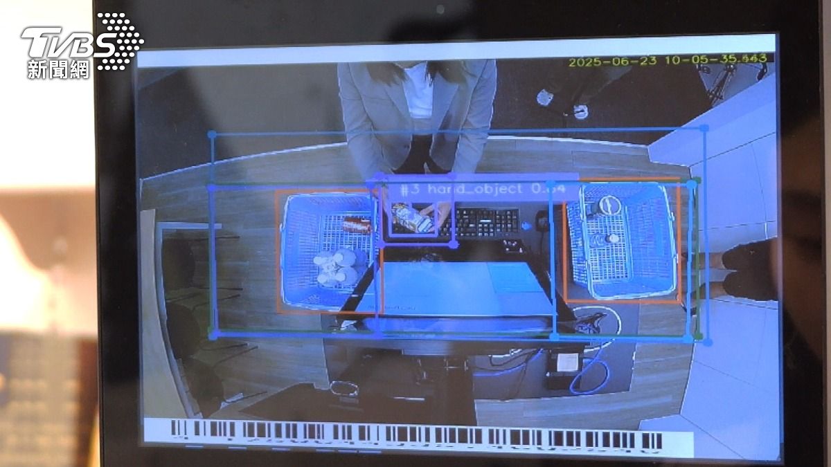 AI攝影機安裝在結帳機台上。(圖/TVBS)