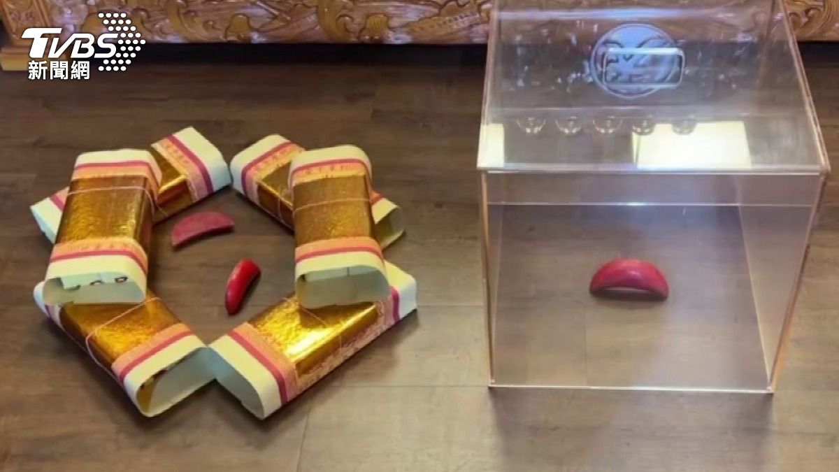 罕見神蹟！高雄廟宇連爆2立筊　信眾驚呼「筊杯站立」畫面曝光