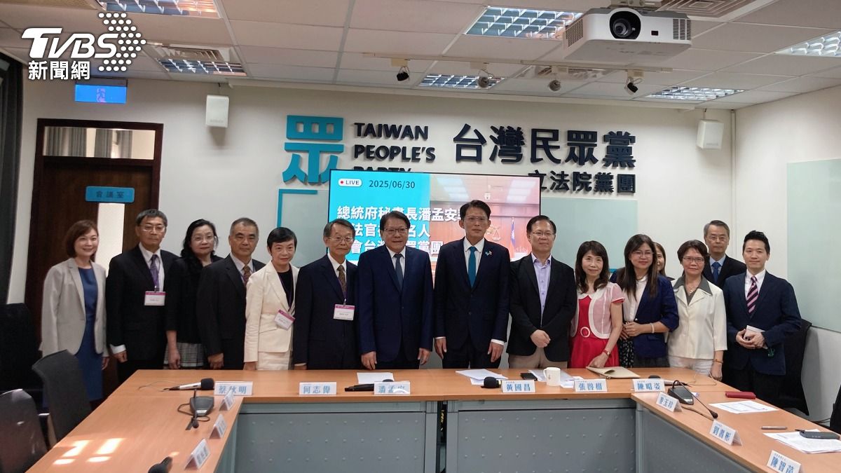 總統府秘書長潘孟安、副秘書長何志偉等人今（30）日率領司法院正副院長及大法官被提名人，拜會民眾黨立法院黨團。（圖／林茜妤攝）