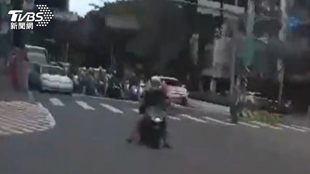 吸毒的機車騎士停在路中央。(圖/TVBS)