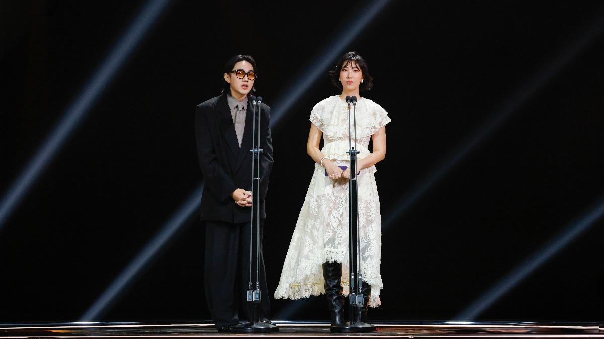 李權哲、王若琳合體頒獎。(圖/台視提供)