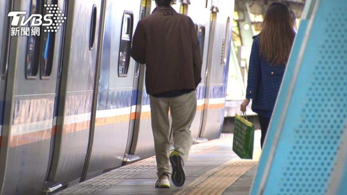 台鐵汐科站被封「最恐怖車站」！月台窄通道長　通勤族步步驚心