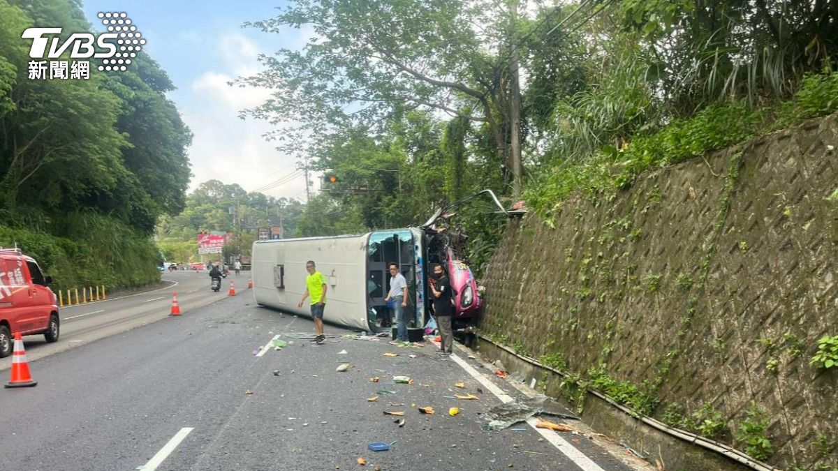 新竹綠世界前遊覽車撞山壁翻覆釀2傷　駕駛OHCA送醫搶救中