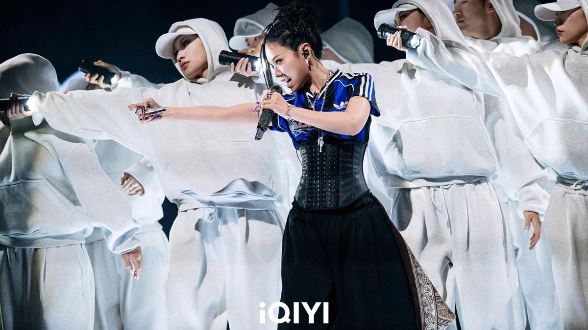 萬妮達力挺女選手發言。(圖/iQIYI/愛奇藝國際版提供)