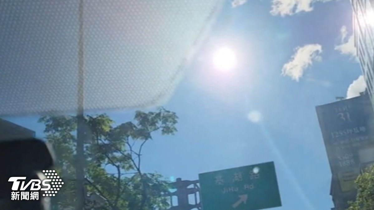 駕駛轉彎就遇陽光刺眼 。(圖/TVBS)